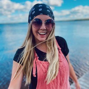 Meet your Posher, Chloe